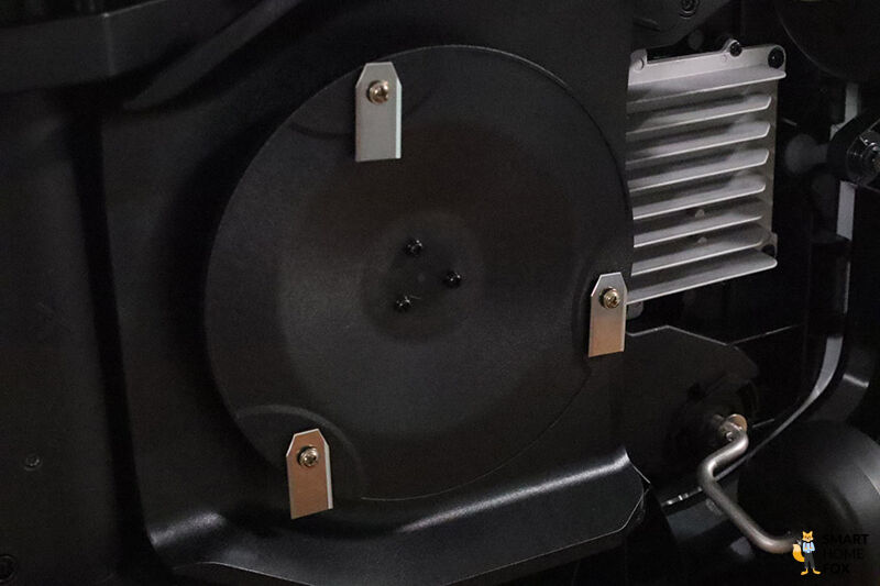 Die drei Schnittmesser des ECOVACS Goat G1-800 Mähroboters werden im Test gezeigt.